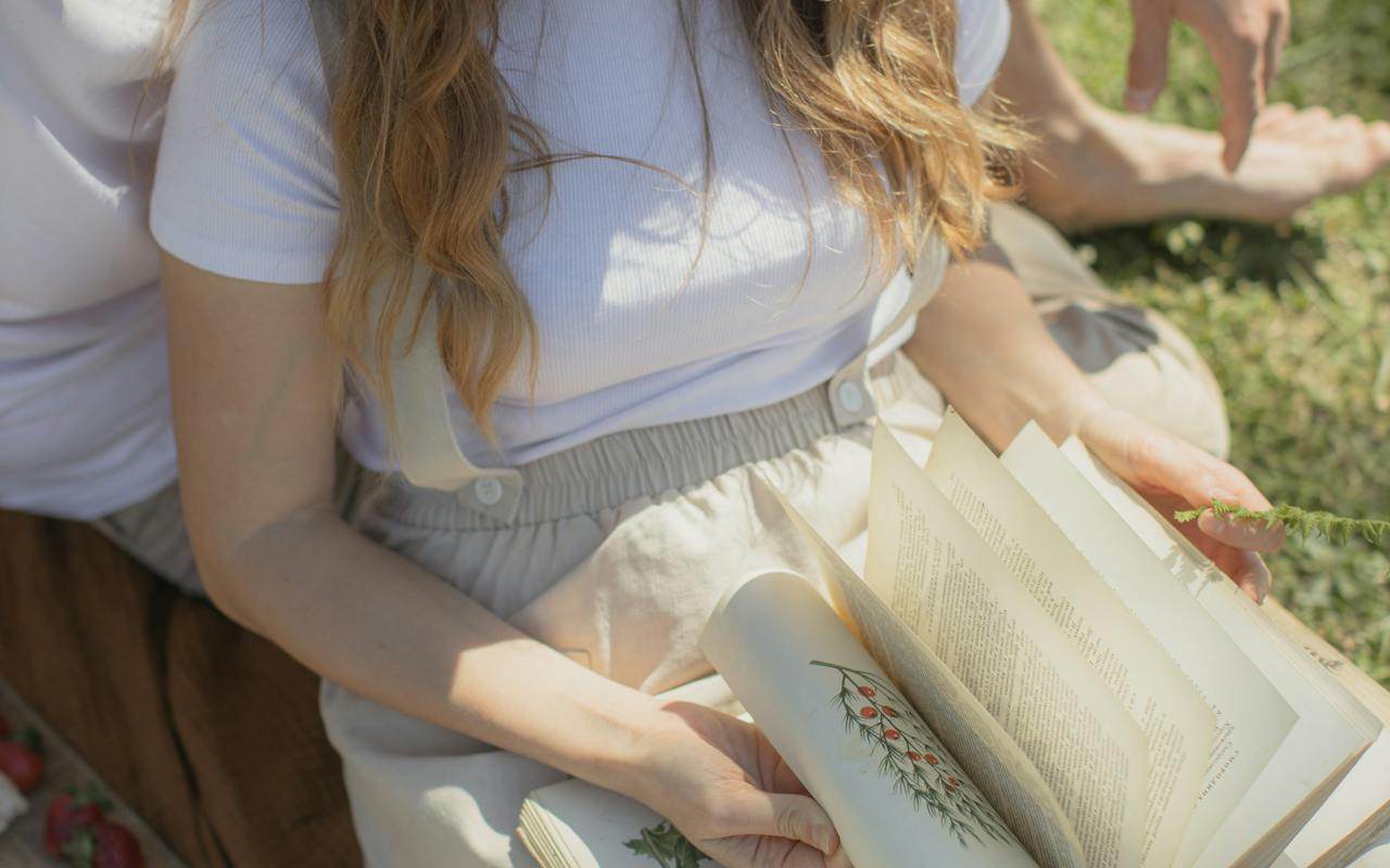 Par zajedno čita knjigu