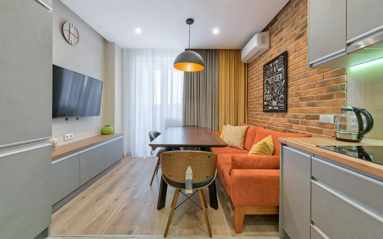 Mali stan sa narandžastim i braon detaljima