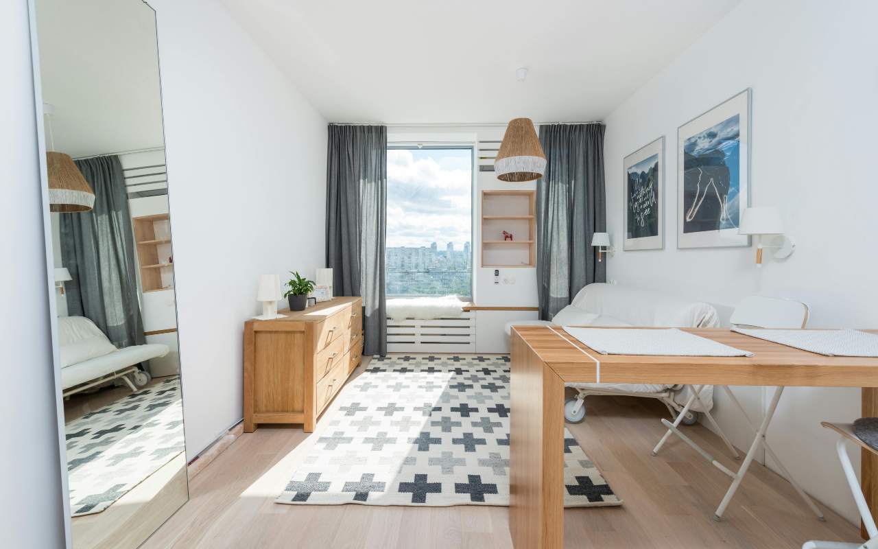 Uređena garsonjera u svetlim bojama